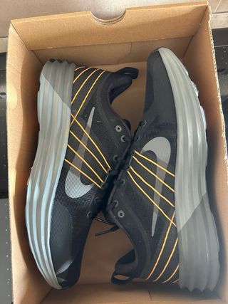 Scarpe Nike nere e arancioni