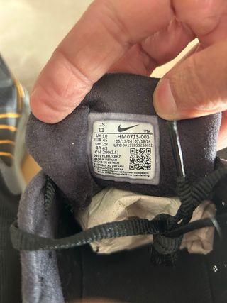 Scarpe Nike nere e arancioni