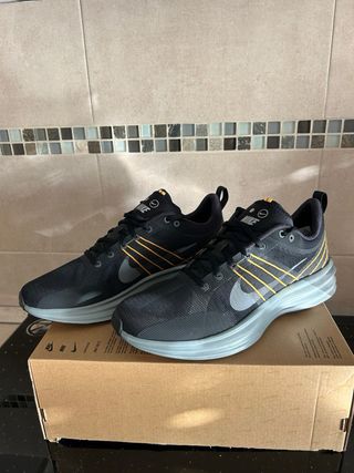 Scarpe Nike nere e arancioni