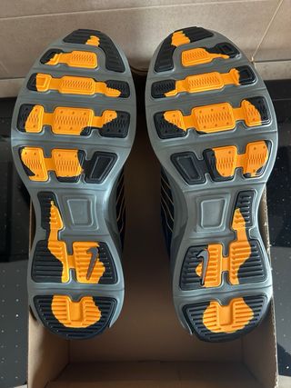 Scarpe Nike nere e arancioni