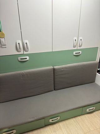 Armario con cama abatible.