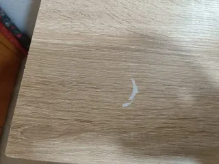 Escritorio de madera marrón