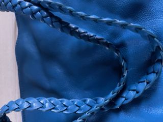 Bolso azul de cuero trenzado