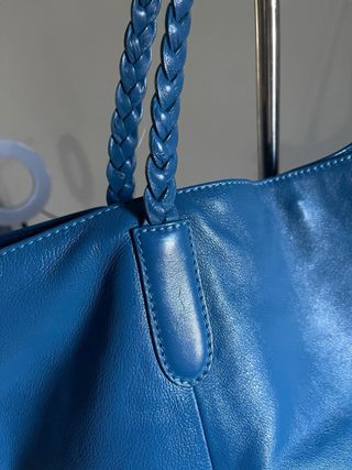 Bolso azul de cuero trenzado