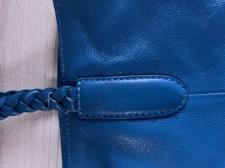 Bolso azul de cuero trenzado