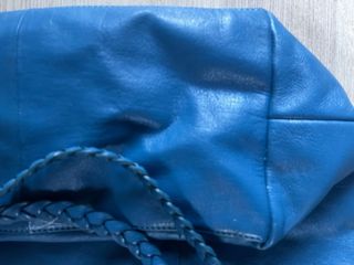 Bolso azul de cuero trenzado