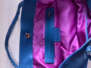 Bolso azul de cuero trenzado