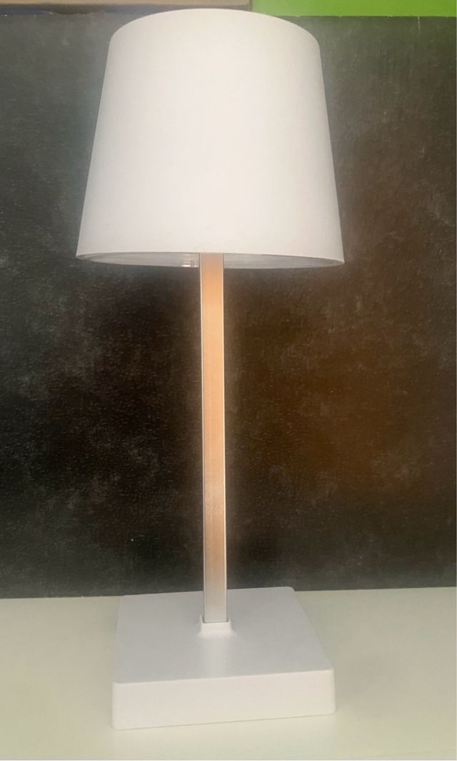 Lámpara de mesa blanca