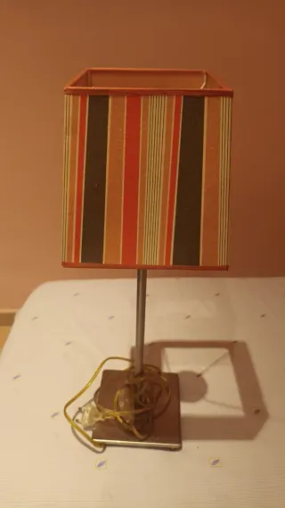 Lámpara de mesa rayas tela y metal