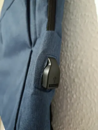 Mochila impermeable con USB azul