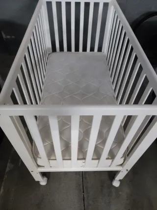 Cuna de bebé con colchón