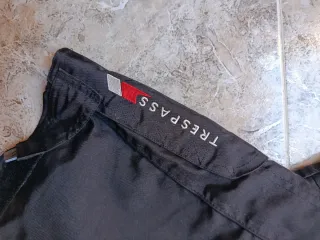 Forro polar gris y pantalón de esquí negro