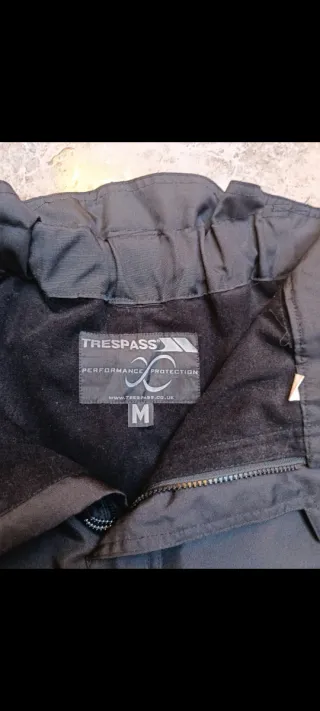 Forro polar gris y pantalón de esquí negro