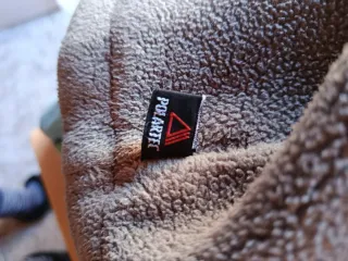 Forro polar gris y pantalón de esquí negro