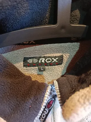 Forro polar gris y pantalón de esquí negro