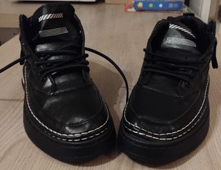 Scarponcini neri similpelle con cuciture bianche