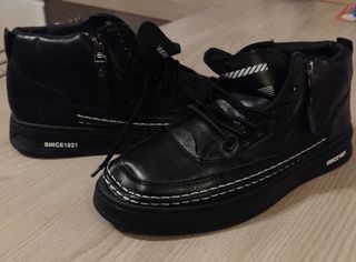 Scarponcini neri similpelle con cuciture bianche