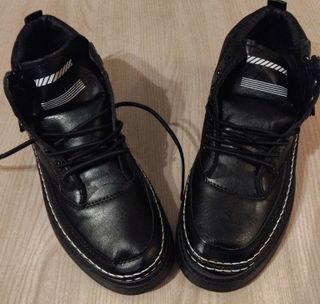 Scarponcini neri similpelle con cuciture bianche