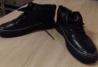 Scarponcini neri similpelle con cuciture bianche