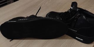 Scarponcini neri similpelle con cuciture bianche