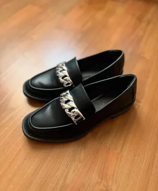 Mocasines negros con cadena