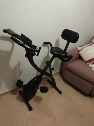 Bicicleta estática con cinta para brazos