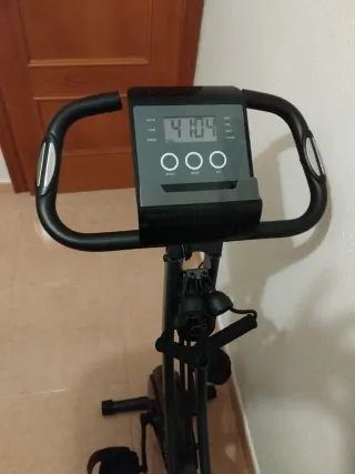 Bicicleta estática con cinta para brazos