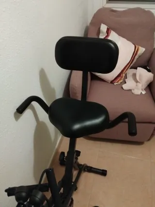 Bicicleta estática con cinta para brazos