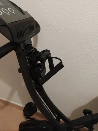 Bicicleta estática con cinta para brazos