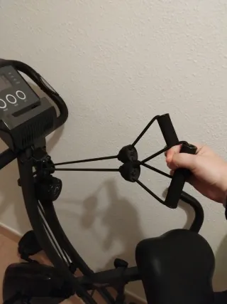 Bicicleta estática con cinta para brazos