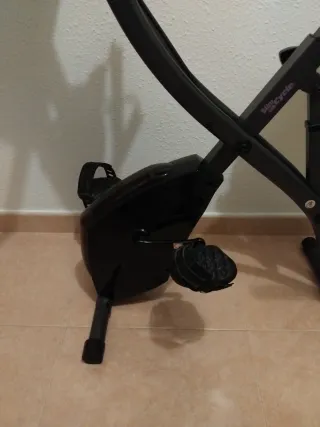 Bicicleta estática con cinta para brazos