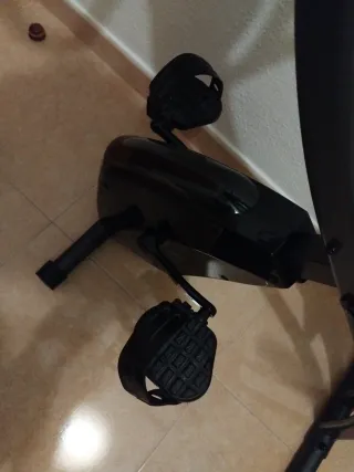 Bicicleta estática con cinta para brazos