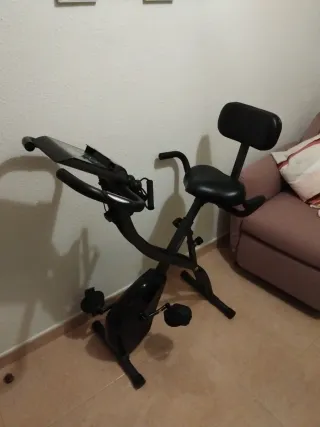 Bicicleta estática con cinta para brazos