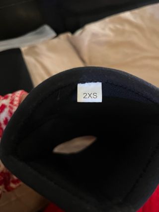 PB Studio Rodilleras Negras con Tiras Cruzadas