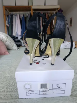 Sandalias de fiesta negras y doradas