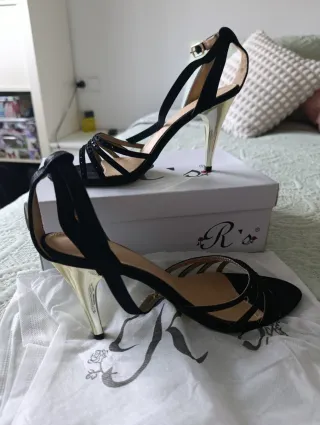 Sandalias de fiesta negras y doradas