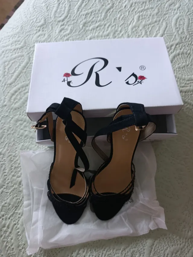 Sandalias de fiesta negras y doradas