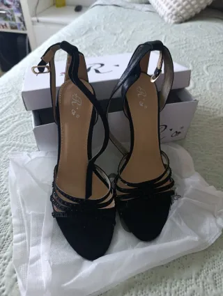 Sandalias de fiesta negras y doradas