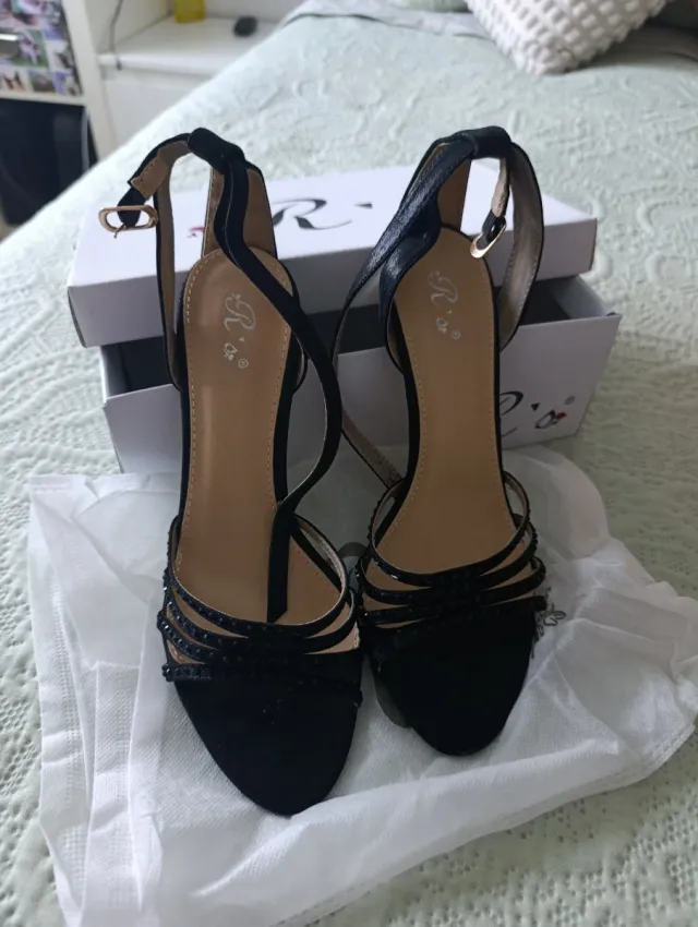 Sandalias de fiesta negras y doradas