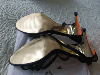 Sandalias de fiesta negras y doradas