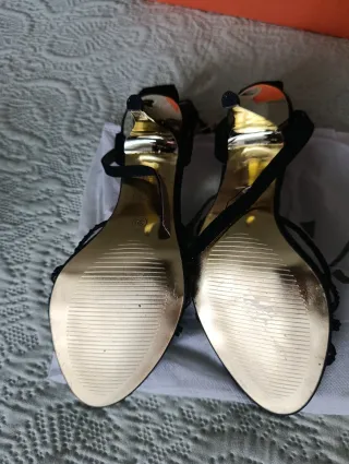 Sandalias de fiesta negras y doradas