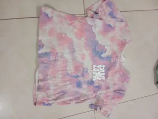 Camiseta de niña con nubes