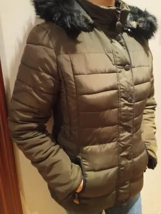 Cazadora acolchada verde con capucha