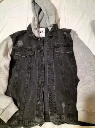 Cazadora vaquera Zara con capucha gris