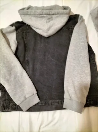 Cazadora vaquera Zara con capucha gris