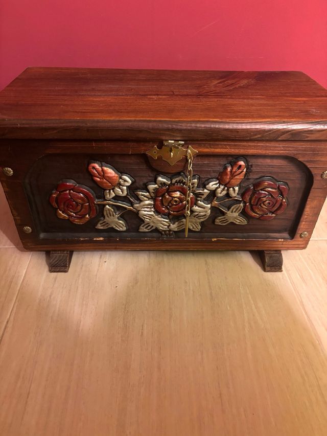 Baule decorativo in legno e metallo