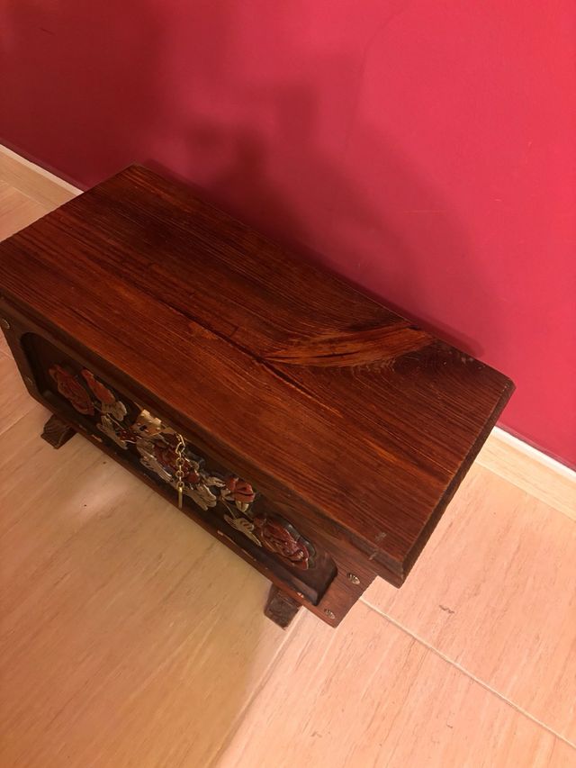 Baule decorativo in legno e metallo
