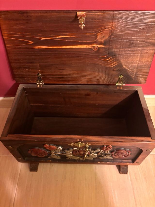 Baule decorativo in legno e metallo