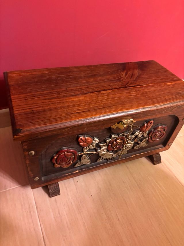 Baule decorativo in legno e metallo