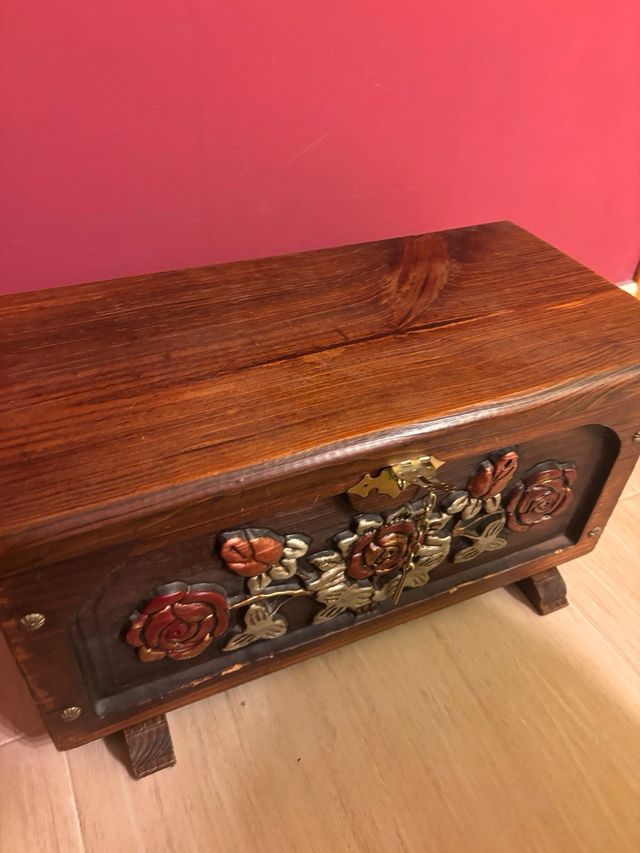 Baule decorativo in legno e metallo